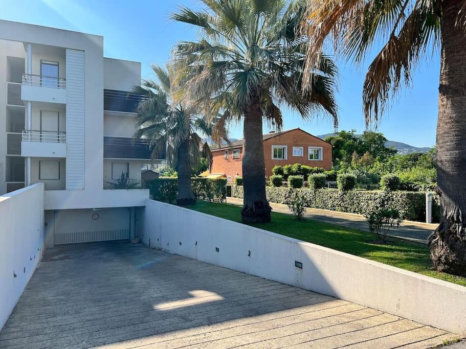 Luxury 3 Piece Garden Apartment In Cannes Marina Mandelieu Exteriör bild